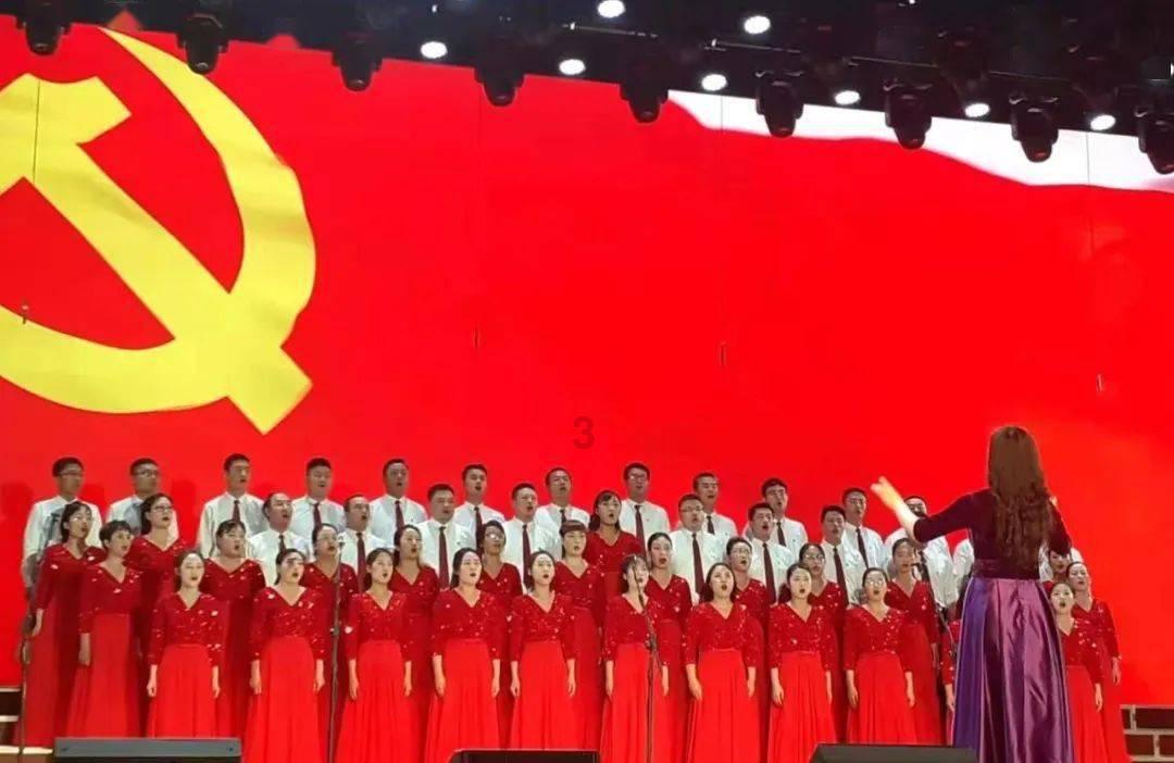 82岁谢贤清晨爬山，穿紧身衣秀健壮身材，步伐轻盈不输年轻人！