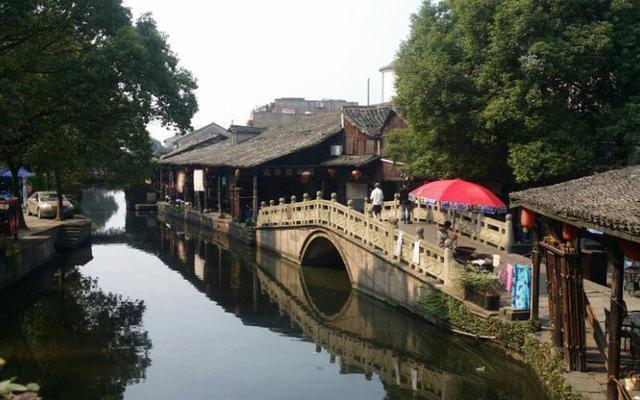 “荧光绿”守护“夕阳红”,东海交警为老人撑起交通“平安伞”