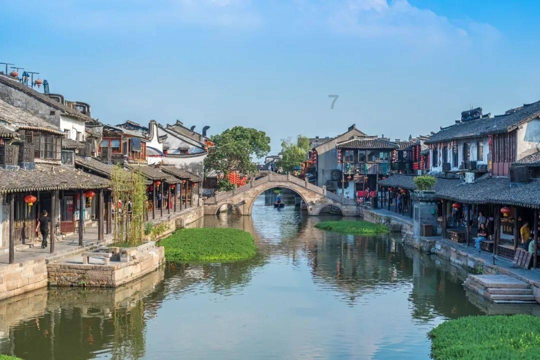 餐厅的面积不太大，在选择餐桌时，需要注意些什么呢？游戏画面
